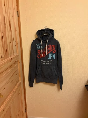 The Real Superdry Hoodie  - En väldigt snygg Superdry Hoodie skick 9/10 🤩       Storlek XS men skulle säga att den är Storlek S 🙌    Skriv vid mera frågor/bilder 💬                                       Frakt sker inom 24 Timmar 🚚