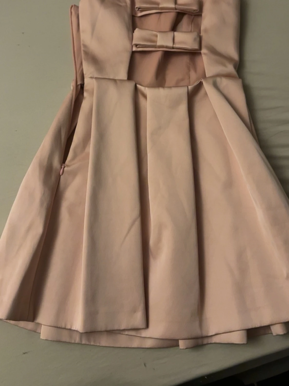 Ljusrosa kort klänning med rosetter - 1