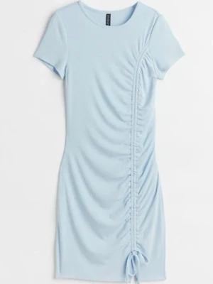 Ljusblå tight klänning med snörning - Supersnygg ljusblå klänning med tight passform och korta ärmar. Klänningen har snörning längs sidan som ger en snygg rynkad effekt och gör att du kan justera längden. Perfekt för dig som gillar en enkel men trendig look.💕💕