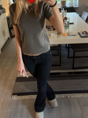 Svarta bootcut jeans - Säljer ett par svarta bootcut jeans från weekday. Använda väl men inte gott skick, den svarta färgen är fortfarande väldigt svart men bara lite urtvättad! Storlek 26/34