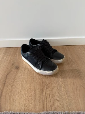 Lanvins svart - Tjena säljer ett par svarta lanvins. Storlek UK 6->vilket motsvarar EU 40-41.  Skorna är dessvärre inte i topp skick då ena skon har ett hål i sulan.. har täppt igen med en läderbit innifrån. Går nog att fixa på något sätt.🙌