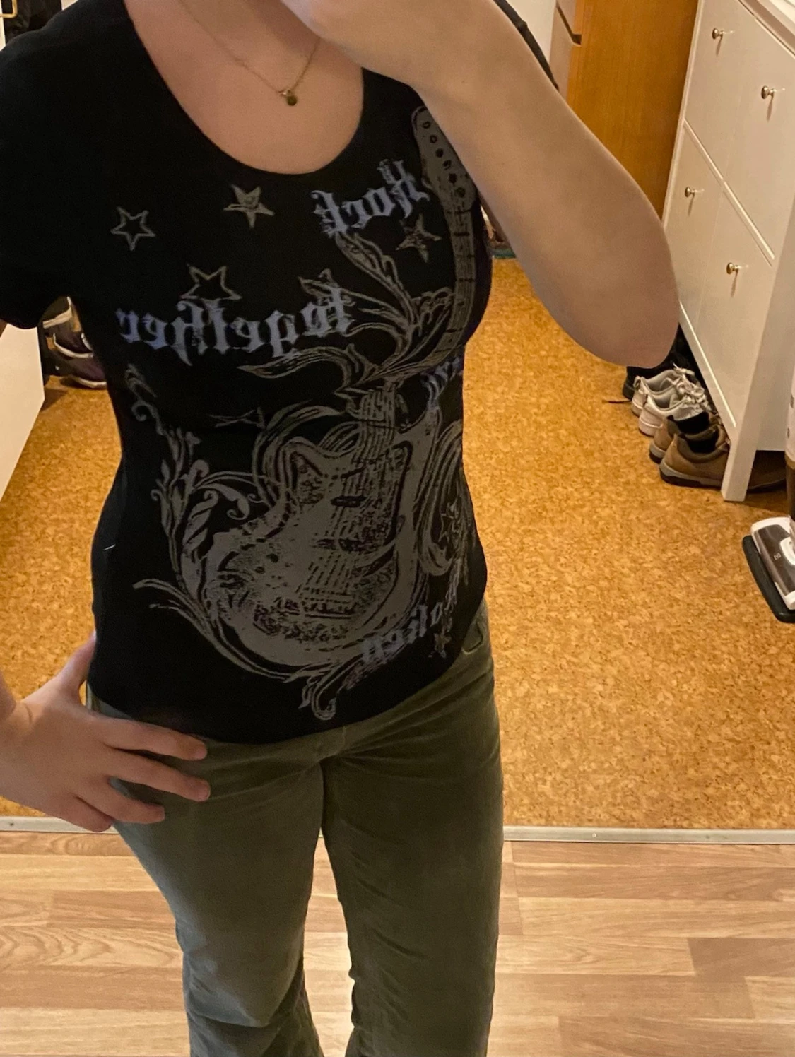 Svart t-shirt med gitarrtryck - 1