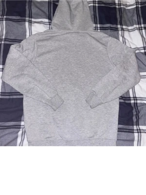 Grå hoodie - Snygg grå hoodie som passar till allt, har mer av den grisch stilen och väldigt populär just nu. Förliten för mig men det är en favorit. BILLIGT PRIS😁😁