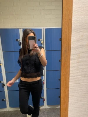 Topp - Säljer en jättefin spets topp som är använd ganska mycket men fortfarande i väldigt väldigt fint skick❣️ 