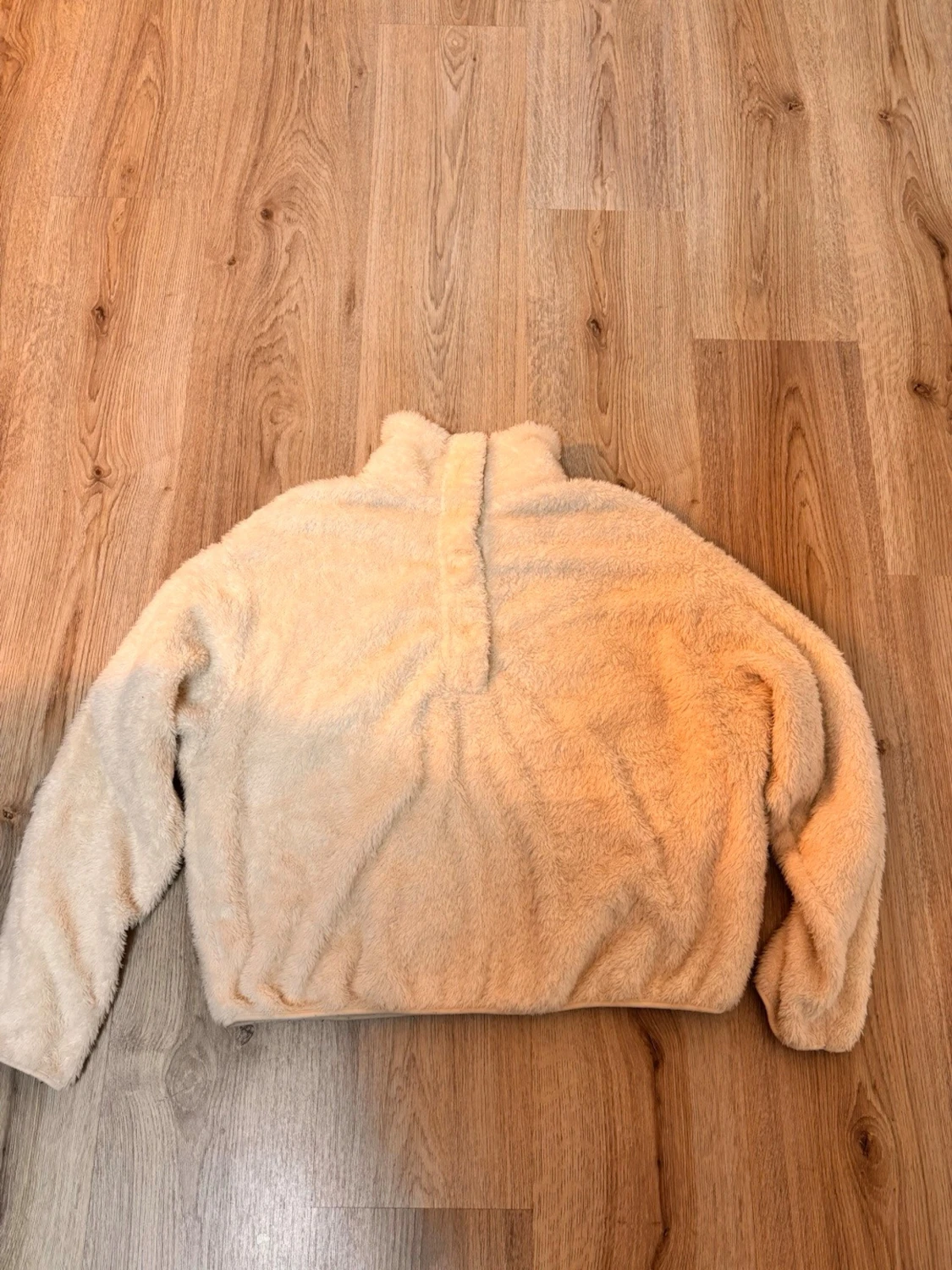 Vit teddytröja med tryckknappar