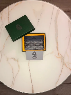 Mörkblå Korthållare - Kvitto, med mera kan skickas vid förfrågan.