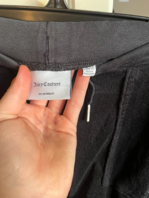 Svarta Juicy Couture - Svarta mjukisbyxor i velour från Juicy Couture. Byxorna har en skön , smal passform och är perfekta för en avslappnad och trendig look.