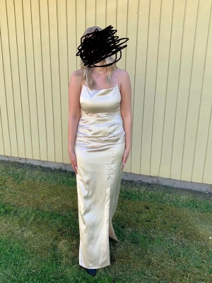 Champagne färgad balklänning från bubbleroom - Super fin balklänning i storlek 38 från bubbleroom💕 passar även personer med storlek 36. Inga defekter. 