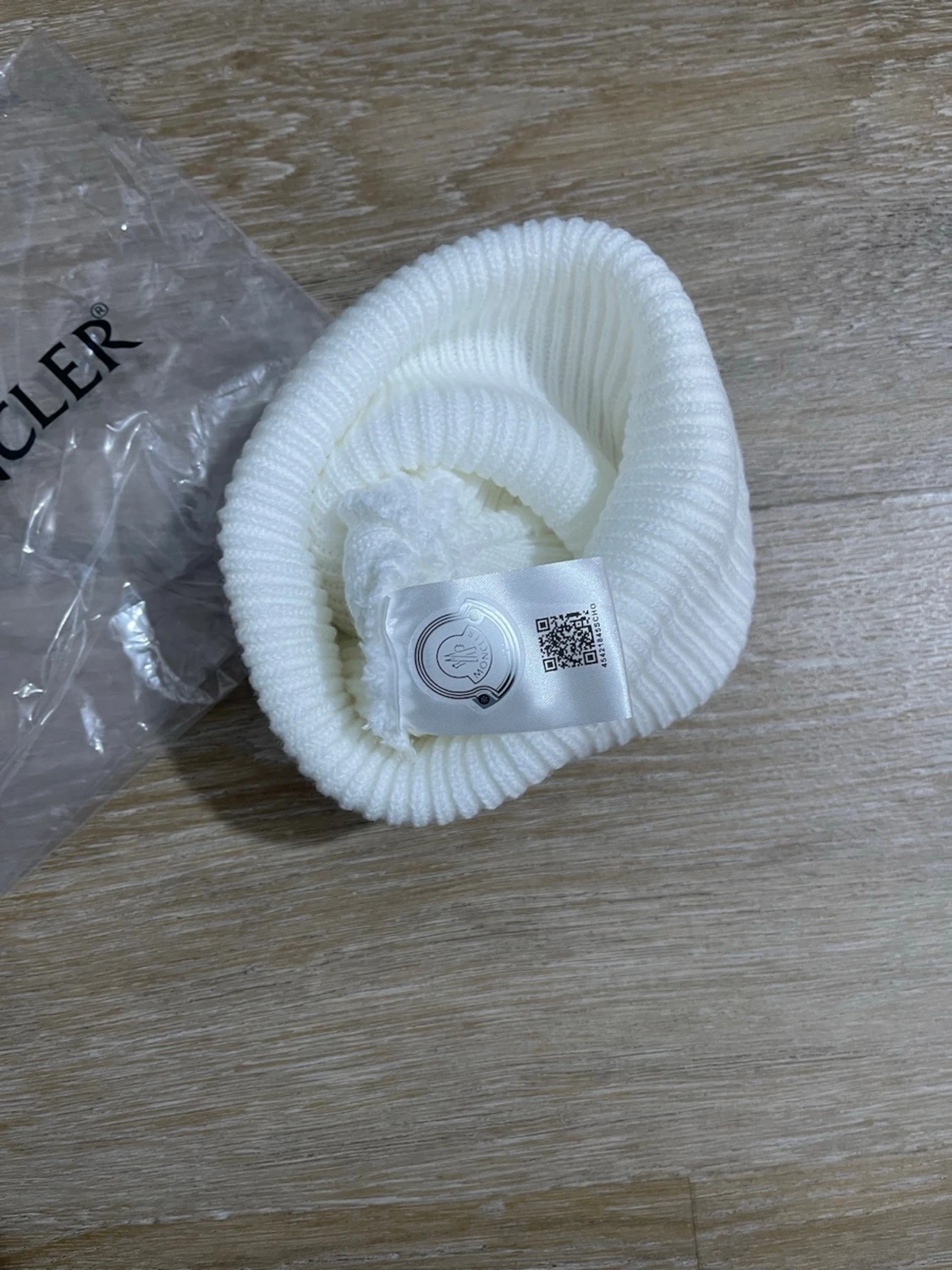 Vit ribbstickad mössa - 1