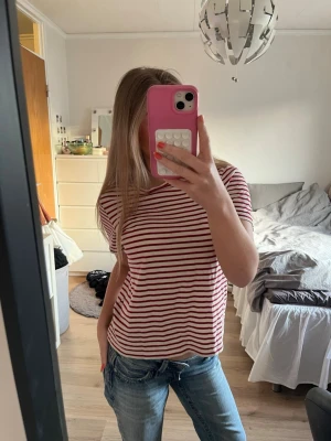 Randig tröja - Jättefin randig tröja från Zara som är perfekt till sommaren/våren🩷 Org pris 249kr