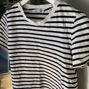randig topp - söt randig t-shirt från zara, använts fåtal gånger, jättefint skick, pris kan diskuteras