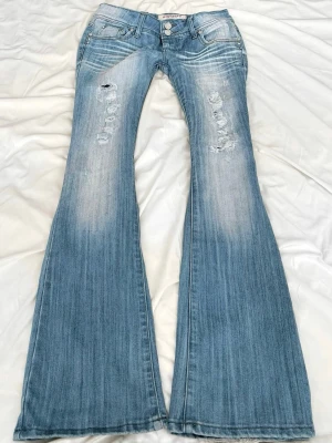  Superlågmidjade bootcut jeans med slitningar - Sååå sjukt snygga superlågmidjade vintage bootcut jeans med slitna detaljer! 💓💓😩😩 Innebenslängd 84 cm midjemått 38 cm💓