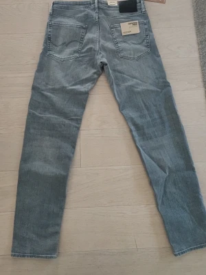 Jack & Jones Tapered Mike 33 34 - Säljer ett par ljusgrå jeans från Jack &, Jones Tapered Mike oanvända nytt pris 900 kr 33 midja 34 längd Ljusggrå raka jeans från