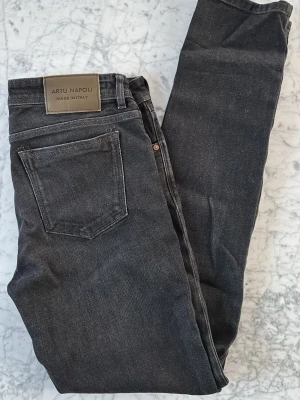 Svarta Artu Napoli Selvedge Jeans – Luxury Edition (089/200) - Artu Napoli “Selvedge Tri Colore” Luxury Edition 089/200 (begränsad upplaga) Svart selvedge denim  Storlek: 32  Skick: 10/10 | Nästan som nya / Använda få gånger  Pris: 1499kr (kan förhandlas vid snabb affär)
