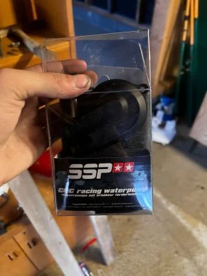 SSP CNC racing vattenpump - Säljer en svart CNC racing vattenpump från SSP, levereras i originalförpackning. Pumpen är tillverkad i metall och är designad för hög prestanda, perfekt för dig som vill uppgradera ditt fordon.