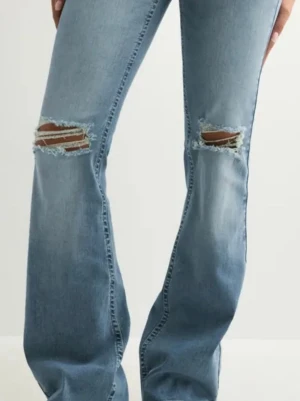 snygga blå jeans med hål  - sjukt snygga blå jeans från Nelly med hål vid knäna och snygg söm på bakfickorna, måste tyvärr sälja då hålen hamnar nedanför mina knän när jag har på mig dom☹️ är 157cm!! Jeansen kostar 699kr på hemsidan men säljer för 399kr💖💖💖💖💖