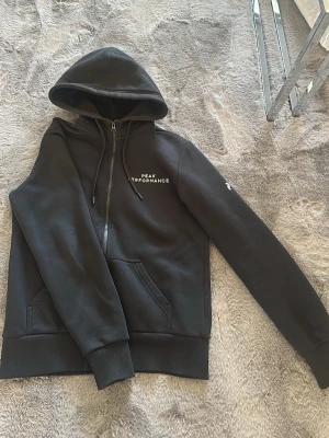 Peakperformance tröja - Peak performance tröja storlek S inte alls använd så mycket ny pris 1399 från Intersport. 
