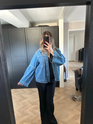Jeansjaxka - Jeansjacka från norr. Hannali LS denim jacket - medium blue. Nypris 1699kr. Endast använd 1 gång