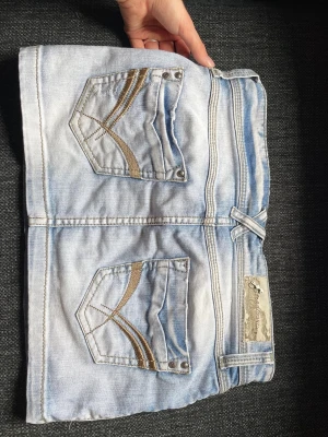 Ljusblå jeanskjol från Stradivarius - Snygg lågmidjad jeanskjol i fint skick! Passar xs/s. För liten på mig kan därför inte ta bild på. Midja: ca 38 cm Total längd: 30 cm 