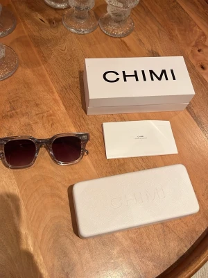 Chimi transparenta solglasögon - Säljer ett par fina chimi glasögon i bra skick. Allt på bilden följer med, perfekt tills sommaren med snygga glasögon med bra ljus i 