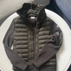MONCLER CARDIGAN  - Säljer min cardigan pga storlek. Nyskick Or kod o NFC kodläsare funkar priset. Snabb och smidig leverans PRIS KAN DISKUTERAS  **FORRA ANNONSEN RÄKADE FORSVINNA