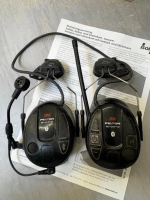 3M Peltor WS Alert XP headset - Säljer ett par svarta 3M Peltor WS Alert XP headset med Bluetooth och mikrofon. Hörlurarna har robust kåpa, mjuka öronkuddar och justerbar bygel i metall. Perfekta för kommunikation i bullriga miljöer och har tydliga knappar på kåporna.