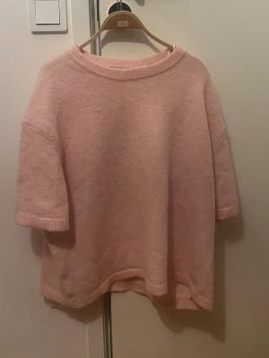 Ljusrosa stickad tröja 🩷 - Stickad rosa tröja från Gina Tricot, storlek XL men passar även mindre storlekar! Använd men inga tecken på slitningar (fint skick) 🩷