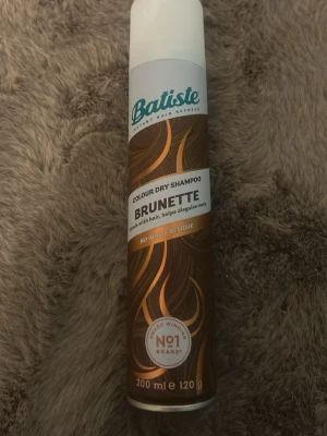 Batiste torrschampo Brunette 200 ml - Batiste Colour Dry Shampoo Brunette är ett torrschampo speciellt för brunt hår. Ger fräsch känsla och hjälper till att dölja utväxt utan att lämna vita rester. Kommer i en brun och vit sprayflaska på 200 ml. Mer än hälften kvar