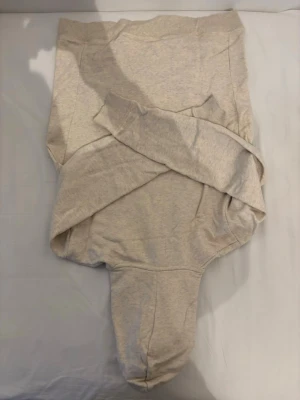 Beige hoodie med broderad logga - Snygg beige hoodie från les deux med broderad svart logga på bröstet. Hoodien har en klassisk känguruficka, ribbade muddar och dragsko i huvan. Tillverkad i mjukt bomullsmaterial som är skönt mot huden. Perfekt för en chill och avslappnad stil.