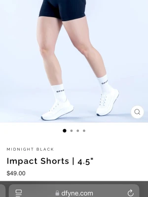 Svarta Impact träningsshorts DFYNE - Snygga svarta Impact Shorts från DFYNE med tight passform och midwaist. Perfekta för träning med stretchigt material som ger rörelsefrihet. Klassisk design med 4,5 tums benlängd och diskret look. Enkelt att matcha med sportiga outfits. Helt nya !! Aldrig använda 