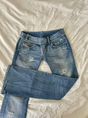 Vintage diesel jeans - Jätte coola jeans med lite slitningar och den ikoniska midjan, strl 27 (passar som XS) // midja 36cm tvärsöver, grenhöjd 17cm, innerbenslängd 82cm