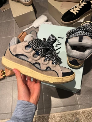 Lanvin curbs - Lanvin curbs i princip helt nya anvödns fåtal gånger. Allt OG ingår ink kvitto från butik. Hör av dig vid frågor eller funderingar. Denna colorway är väldigt rare för curbs och nypris ligger runt 10k.