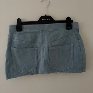 Ljusblå jeanskjol  - Trendig ljusblå jeanskjol