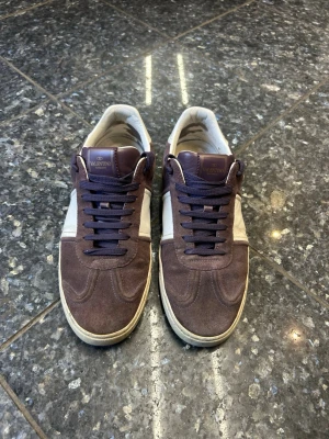 Lila Valentino flycrews - Snygga sneakers från Valentino i lila färg. Skorna har klassisk låg modell och lila snörning. Perfekta för dig som vill ha en stilren och exklusiv look med premiumkänsla. Box ingår ej. Innersula = 28,5 cm