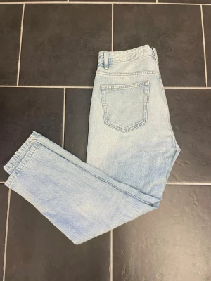 Blåa Jeans - Blåa Jeans ifrån Zara                                                        Storleken är EUR 42                                                          Passar 29/32 - 30/32