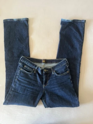 Mörkblå Lee jeans med raka ben - Snygga mörkblå jeans från Lee med utsvängda ben. Använd fåtal gånger