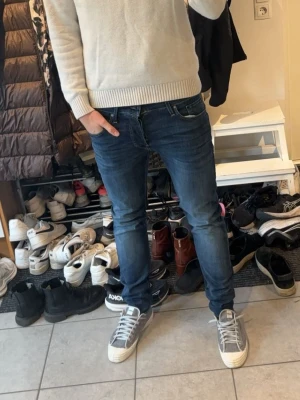 Mörkblå slim fit jeans - Snygga mörkblå slim fit jeans från Jack&jones i modell slim/Glenn. Använda en del men i väldigt bra skick. 