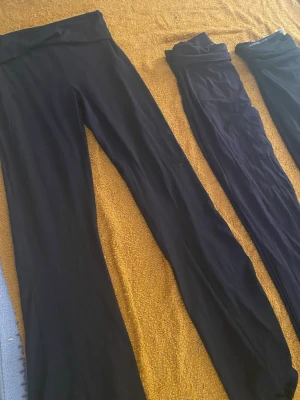Yoga pants  - Yoga pants  med bred, hög midja och stretchigt material. Snygg och enkel design som passar till många olika outfits. Perfekta för dig som gillar bekväma och stilrena plagg. Finns tre stycken i samma märke och storlek köp i ett paket för 50kr eller 1 för 30kr