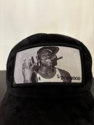 Keps - Svart keps från Tophood. Nästan helt oanvänd. Nypris: 599. Mitt pris: 399. Kepsen är limited edition och företaget ”tophood” finns inte kvar. Hör av dej vid intresse! 😁