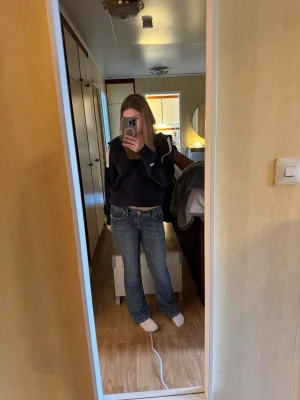 Miss me jeans  - Säljer ett par blå bootcut jeans med snygga broderade bakfickor och silvriga knappar. Jeansen har låg midja och dom är från miss me . Dom är köpta från A2 vintage för 1 500
