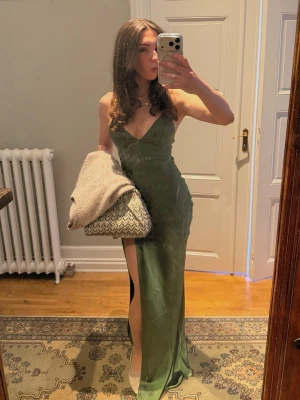 Grön långklänning från Babyboo - Jättefin balklänning från Babyboo Fashion! Endast använd en gång så väldigt bra skick!🍀 Slutsåld i denna storlek och färg på hemsidan! Kan absolut skicka fler bilder om det önskas!!