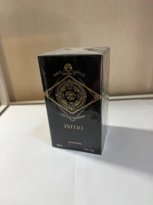 Initio Oud For Happiness EdP 90ml - Initio Oud For Happiness Eau de Parfum 90ml från Black Gold Project-serien. Lyxig parfym i svart och guld förpackning med elegant, mystiskt mönster. Flaskan är rektangulär och materialet är glas, förpackad i plastad kartong.