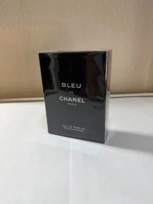 Bleu de Chanel Eau de Parfum - Bleu de Chanel Eau de Parfum för herrar från Chanel. Parfymen kommer i en elegant, mörkblå och svart rektangulär kartong med silvertext. En klassisk och lyxig doft som passar dig som gillar exklusiva parfymer.