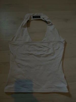 Vit topp - Vit topp, urringat och oskäler var den är köpt. Passar bra med kjolar/jeans. Passar mig som vanligtvis har storlek Xs på tröjor.
