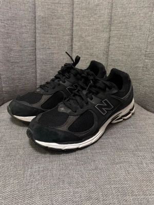 Svarta New Balance 2002R sneakers - Skor i gott skick, knappt använda, inga tecken på slitage. Om du har några frågor, skicka gärna ett meddelande.