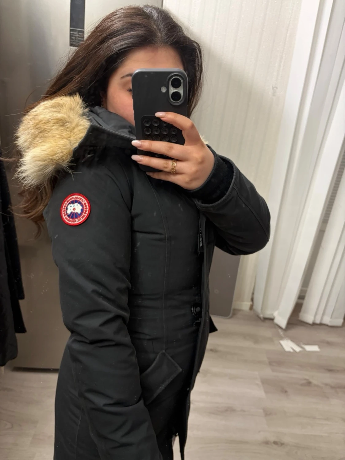 Svart parkas med pälskantad huva - 2
