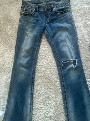 Blå  boot-cut vintage missme jeans - Säljer mina Miss-me jeans! Dem var för korta i längden när ja köpte dem och har bara legat i min garderob sens dess. Dem är väldigt mjuka och är perfect för dej som inte gillar jeans konsistencen. Hoppas dem ska kunna få ett bättre liv än att sitta i min garderåb hela dagen💕 