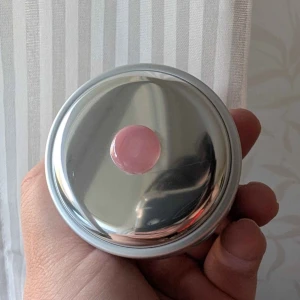 NG Builder Cover Camouflage Gel 30g - NG Builder Cover Camouflage Gel är en nagelgel i en burk på 30 gram. Gelen har en naturlig, kamouflerande nyans som passar perfekt för att bygga och forma naglar. Förpackningen är rund och silverfärgad med skruvlock. Provad på ett set!! (färgen var lite mörk för mig)💕