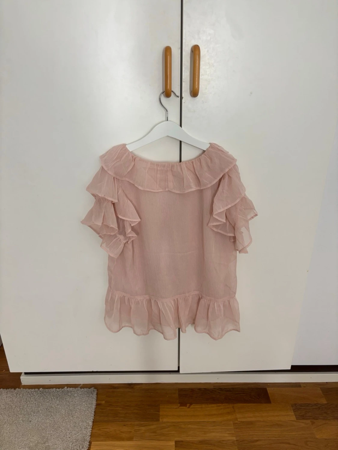 Ljusrosa volangblus med kort ärm - 1