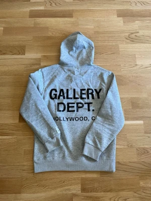 Gallery dept hoodie  - Säljer nu en otroligt snygg hoodie från gallery dept. Inga defekter eller liknande utan tröjan är i stort sett som helt ny! Perfekt att matcha stillhet med bekvämlighet. Pris kan diskuteras mvh Anton!
